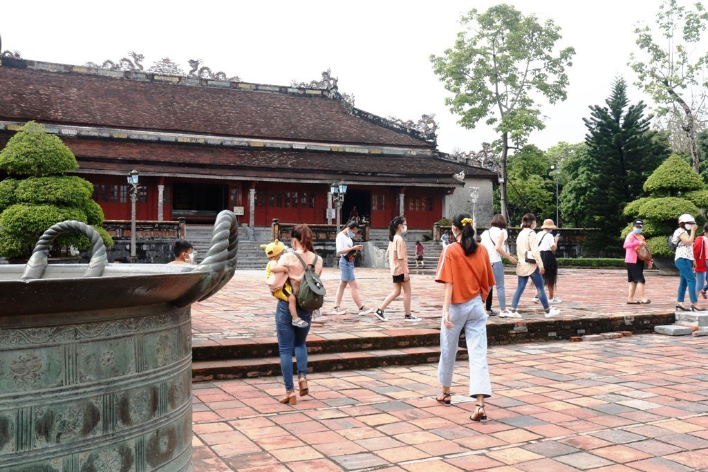 Huế đồng loạt đón khách sau tháng rưỡi ‘đóng băng’, miễn phí vé tham quan 8 ngày liền ảnh 11