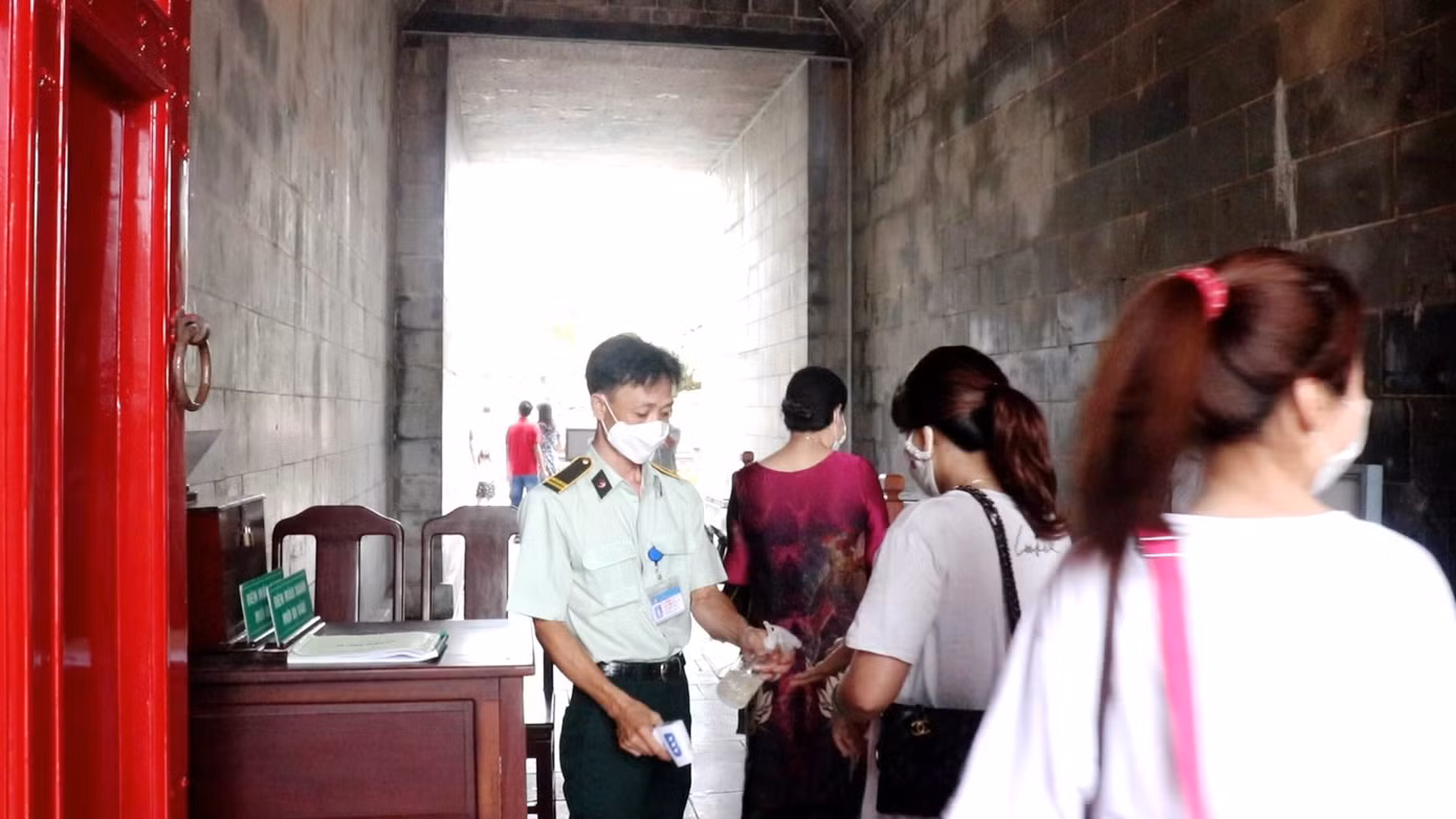 Huế đồng loạt đón khách sau tháng rưỡi ‘đóng băng’, miễn phí vé tham quan 8 ngày liền ảnh 5