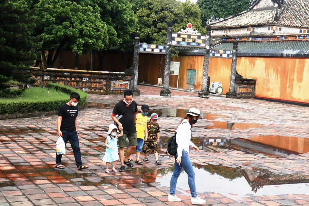 Huế đồng loạt đón khách sau tháng rưỡi ‘đóng băng’, miễn phí vé tham quan 8 ngày liền ảnh 14