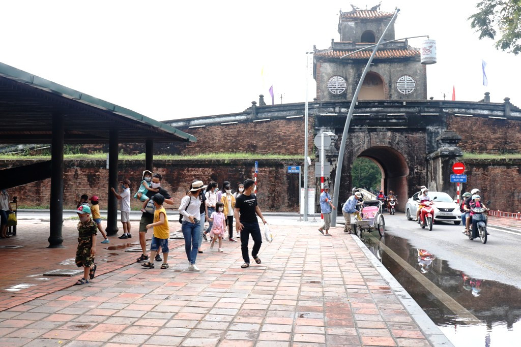 Huế đồng loạt đón khách sau tháng rưỡi ‘đóng băng’, miễn phí vé tham quan 8 ngày liền ảnh 1