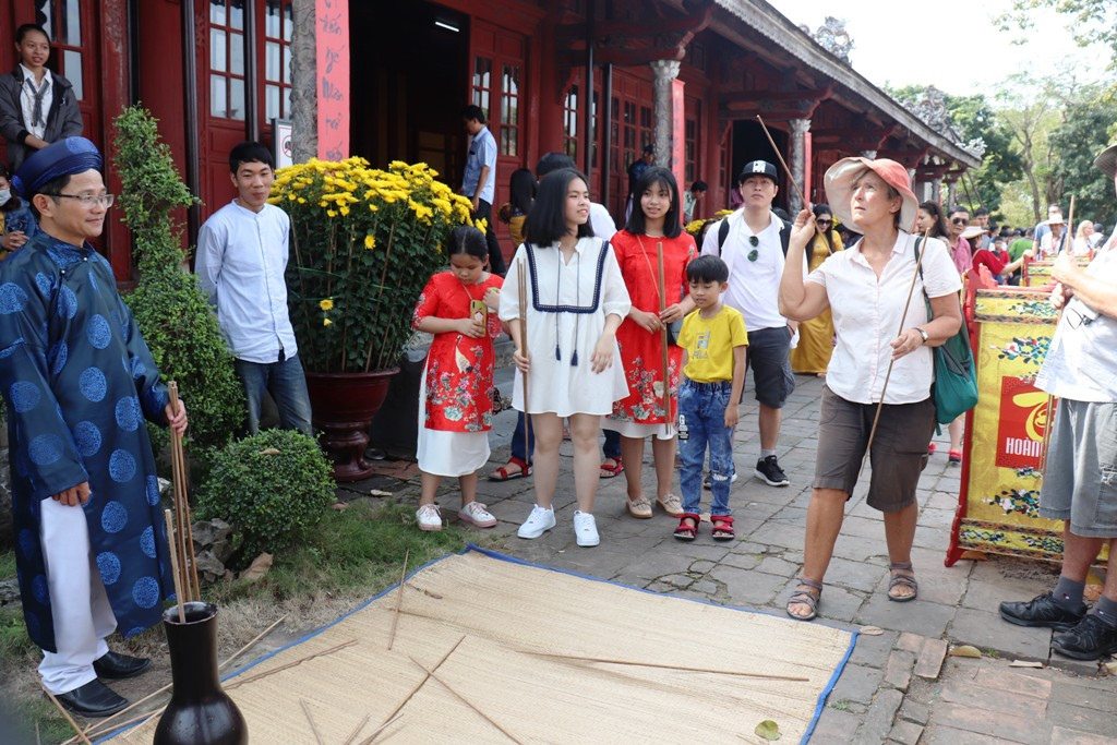 Vào Đại nội Huế trải nghiệm trò chơi Tết chốn Cung đình xưa ảnh 9