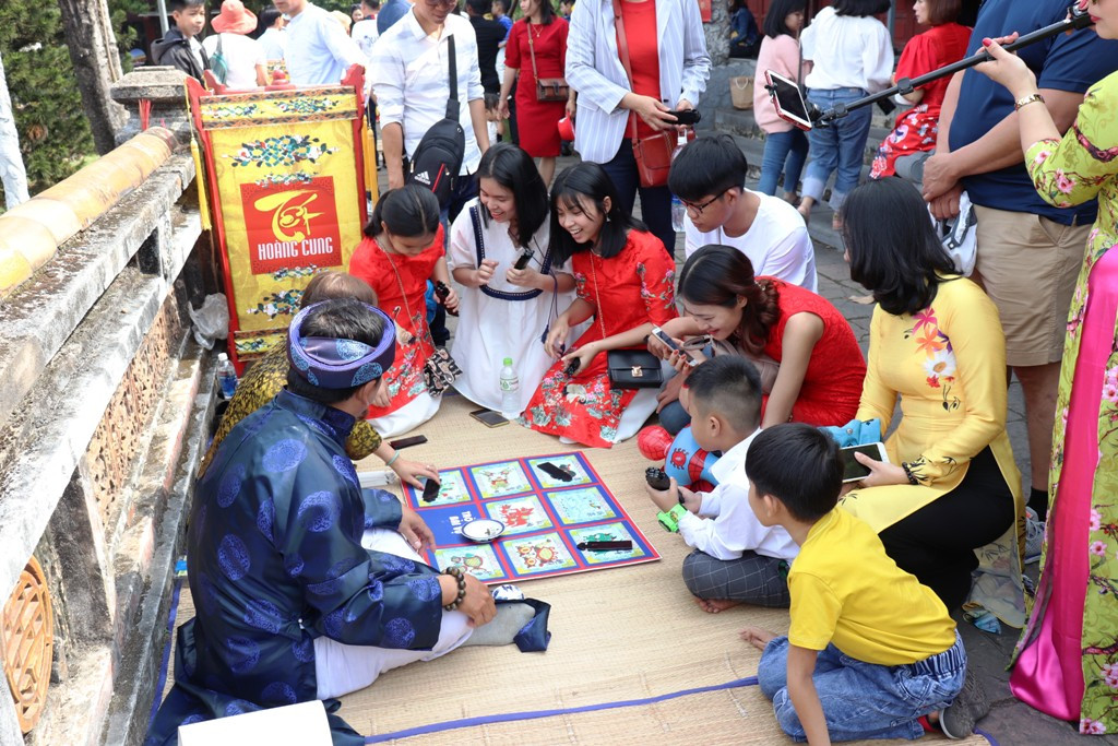 Vào Đại nội Huế trải nghiệm trò chơi Tết chốn Cung đình xưa ảnh 11