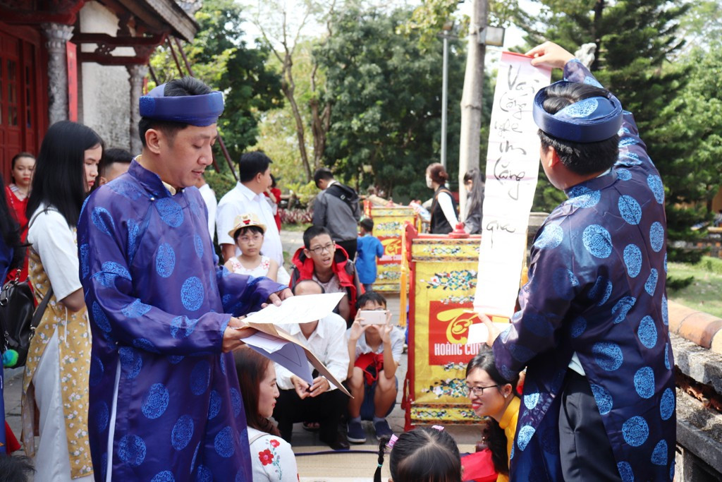 Vào Đại nội Huế trải nghiệm trò chơi Tết chốn Cung đình xưa ảnh 14