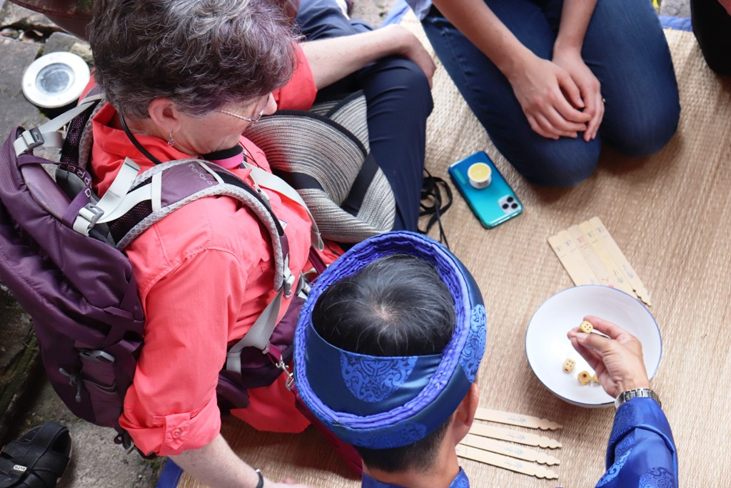 Vào Đại nội Huế trải nghiệm trò chơi Tết chốn Cung đình xưa ảnh 16