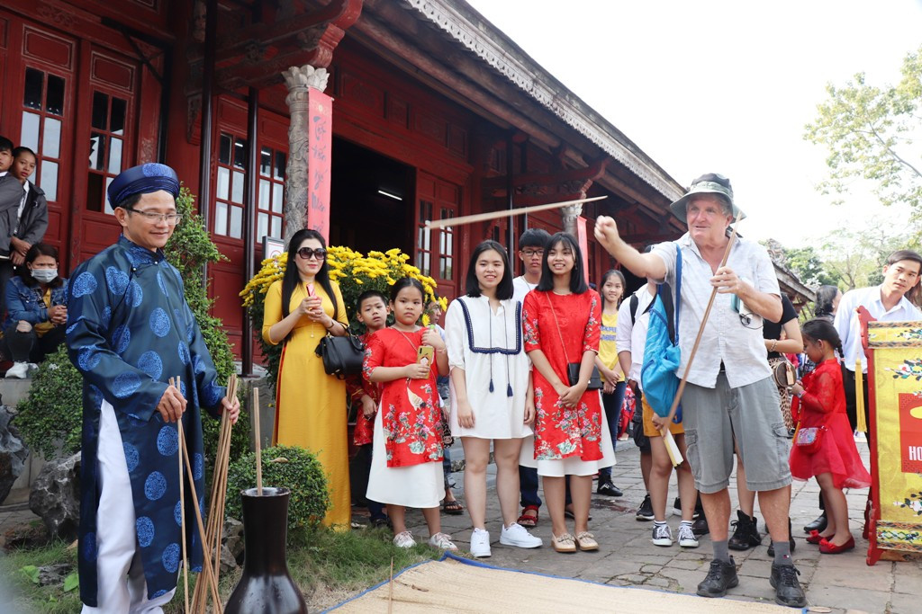 Vào Đại nội Huế trải nghiệm trò chơi Tết chốn Cung đình xưa ảnh 8