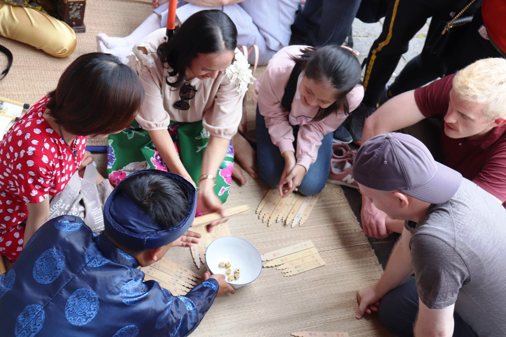 Vào Đại nội Huế trải nghiệm trò chơi Tết chốn Cung đình xưa ảnh 19