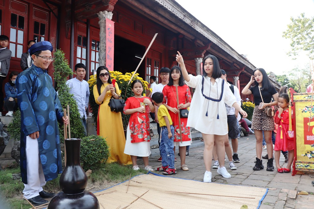 Vào Đại nội Huế trải nghiệm trò chơi Tết chốn Cung đình xưa ảnh 7