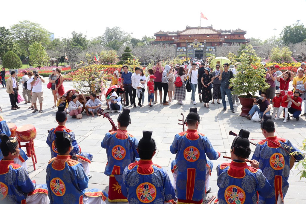 Vào Đại nội Huế trải nghiệm trò chơi Tết chốn Cung đình xưa ảnh 25