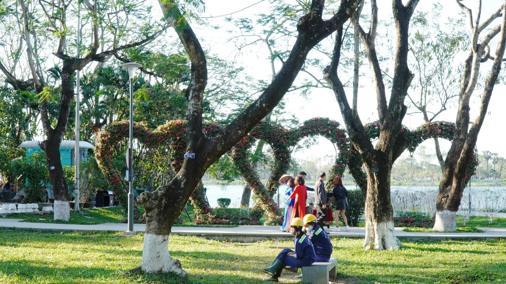 Huế khoác áo hoa rực rỡ sắc màu chiều 30 Tết ảnh 17