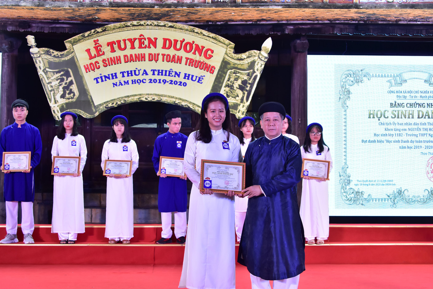 Chủ tịch tỉnh cùng giáo viên, học sinh vận 'quốc phục' tại lễ tuyên dương ảnh 9