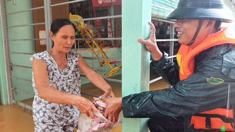 Huế: Nước vẫn dâng mênh mông, dầm mưa vượt lũ tiếp tế cho dân ảnh 6