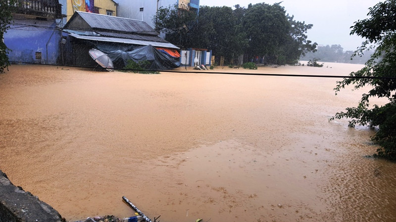 Huế: Nước vẫn dâng mênh mông, dầm mưa vượt lũ tiếp tế cho dân ảnh 10