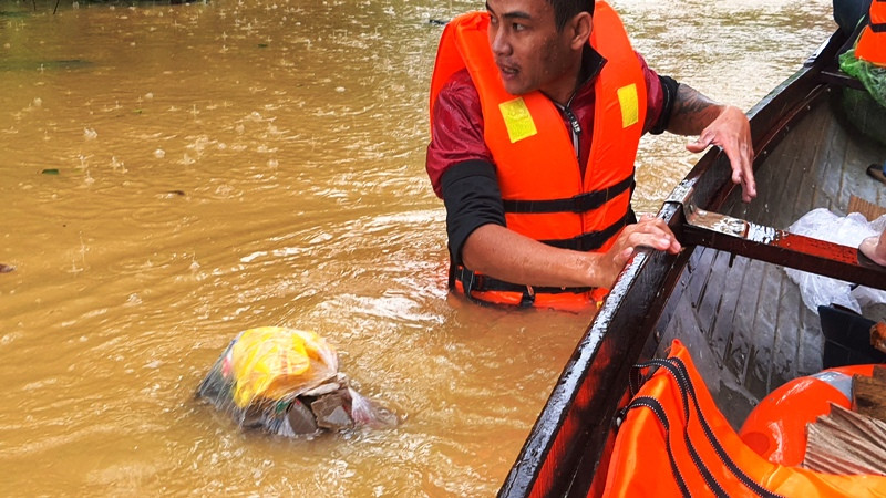 Huế: Nước vẫn dâng mênh mông, dầm mưa vượt lũ tiếp tế cho dân ảnh 9
