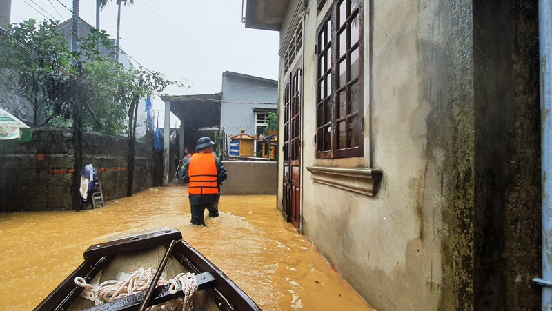 Huế: Nước vẫn dâng mênh mông, dầm mưa vượt lũ tiếp tế cho dân ảnh 12