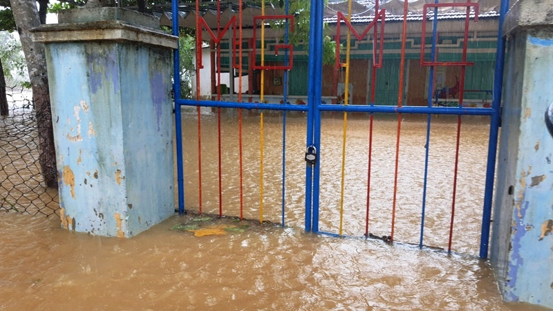 Huế: Nước vẫn dâng mênh mông, dầm mưa vượt lũ tiếp tế cho dân ảnh 13