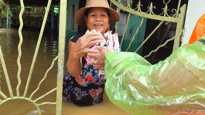 Huế: Nước vẫn dâng mênh mông, dầm mưa vượt lũ tiếp tế cho dân ảnh 8