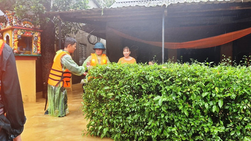 Huế: Nước vẫn dâng mênh mông, dầm mưa vượt lũ tiếp tế cho dân ảnh 7