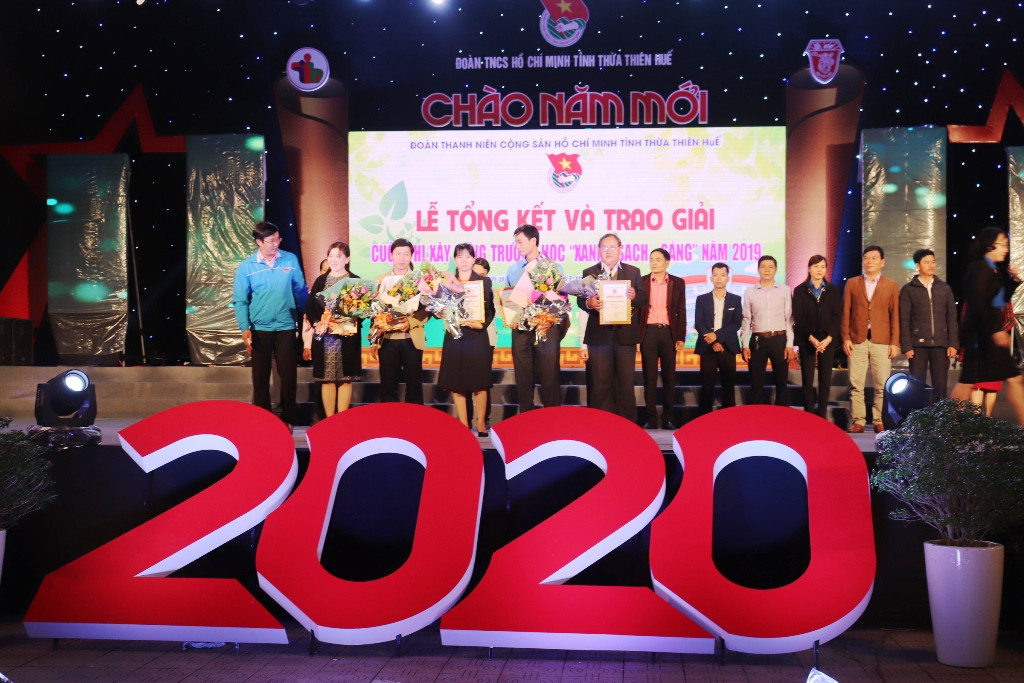 Đêm cuối năm, gặp mặt biểu dương những điển hình làm cho Huế xanh – sạch – sáng ảnh 5