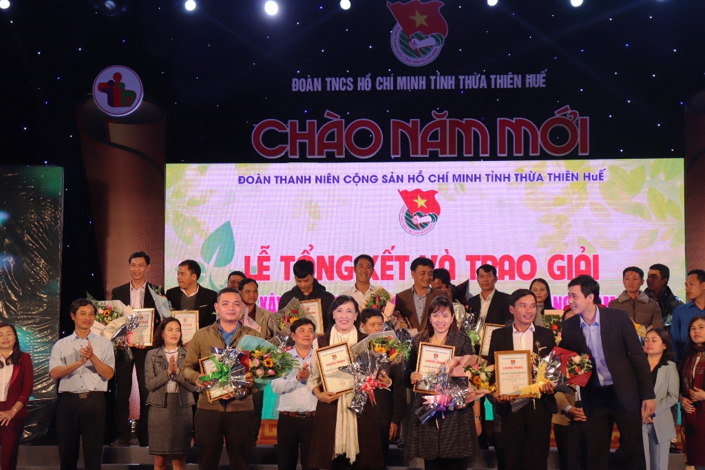 Đêm cuối năm, gặp mặt biểu dương những điển hình làm cho Huế xanh – sạch – sáng ảnh 6