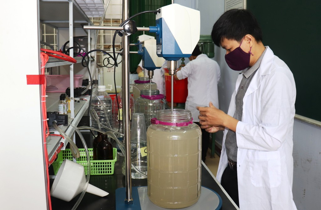 Thầy trò trường CĐ Công nghiệp Huế miệt mài làm nước sát khuẩn miễn phí ảnh 6