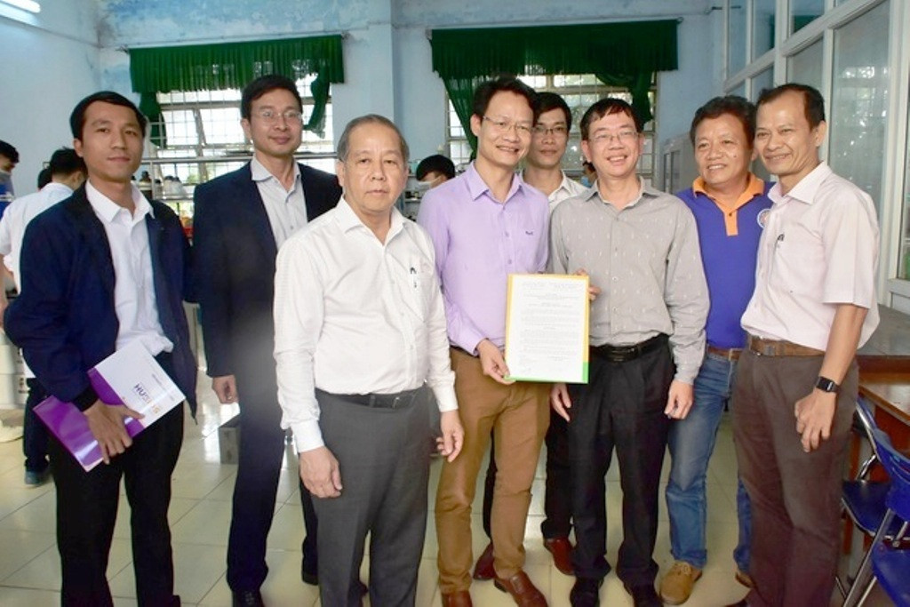 Thầy trò trường CĐ Công nghiệp Huế miệt mài làm nước sát khuẩn miễn phí ảnh 13