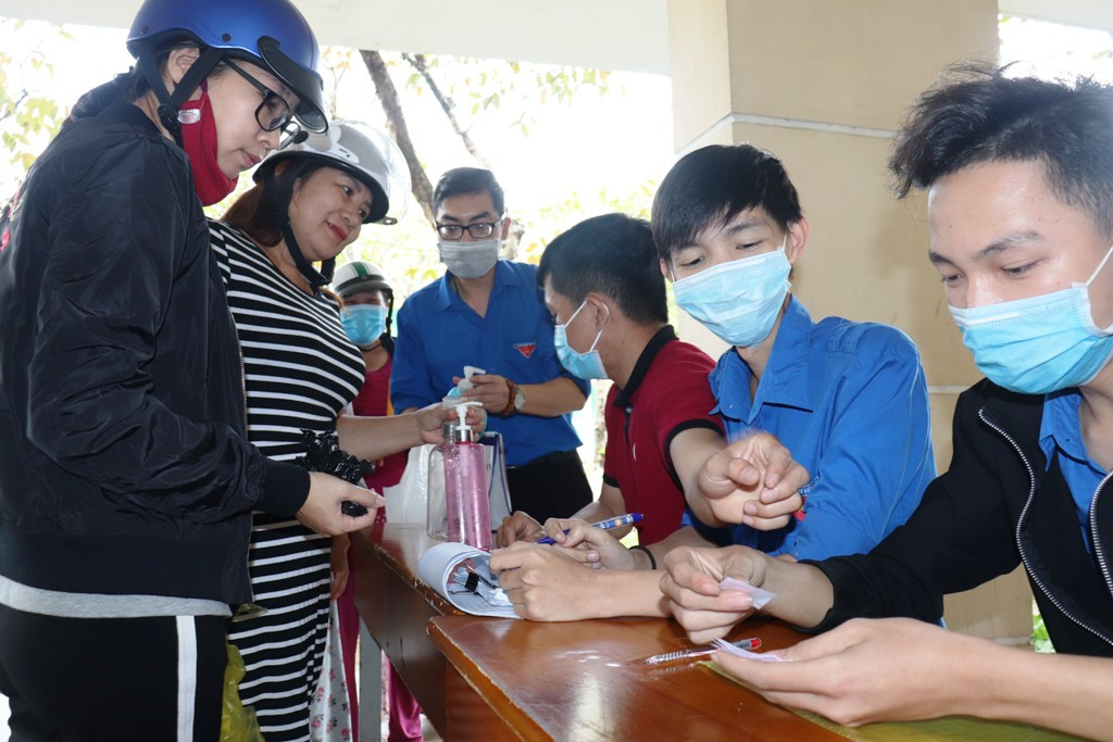 Thầy trò trường CĐ Công nghiệp Huế miệt mài làm nước sát khuẩn miễn phí ảnh 9