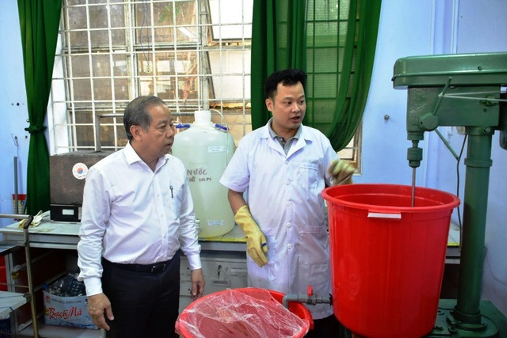 Thầy trò trường CĐ Công nghiệp Huế miệt mài làm nước sát khuẩn miễn phí ảnh 4