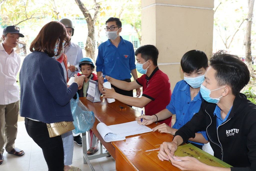 Thầy trò trường CĐ Công nghiệp Huế miệt mài làm nước sát khuẩn miễn phí ảnh 8