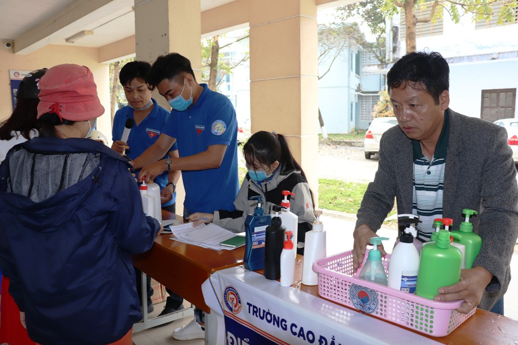 Thầy trò trường CĐ Công nghiệp Huế miệt mài làm nước sát khuẩn miễn phí ảnh 10