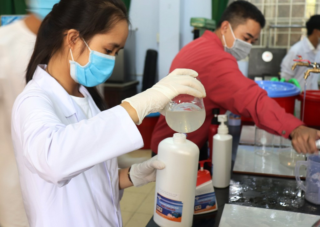 Thầy trò trường CĐ Công nghiệp Huế miệt mài làm nước sát khuẩn miễn phí ảnh 5