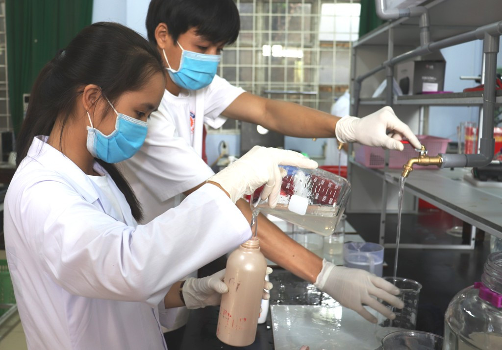 Thầy trò trường CĐ Công nghiệp Huế miệt mài làm nước sát khuẩn miễn phí ảnh 2