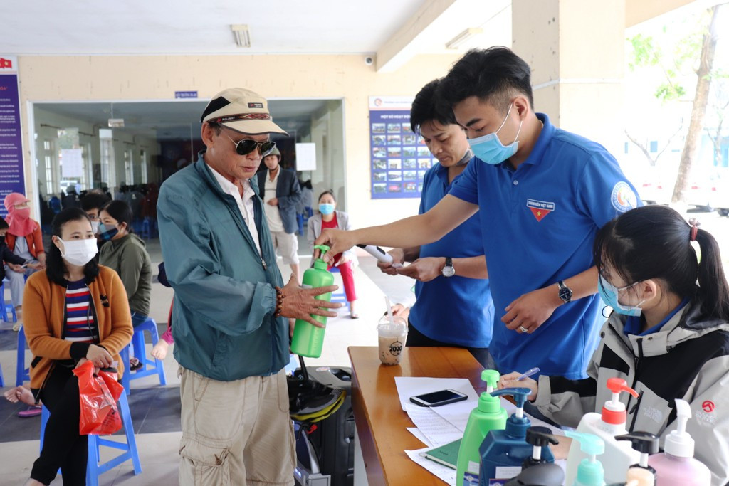 Thầy trò trường CĐ Công nghiệp Huế miệt mài làm nước sát khuẩn miễn phí ảnh 11