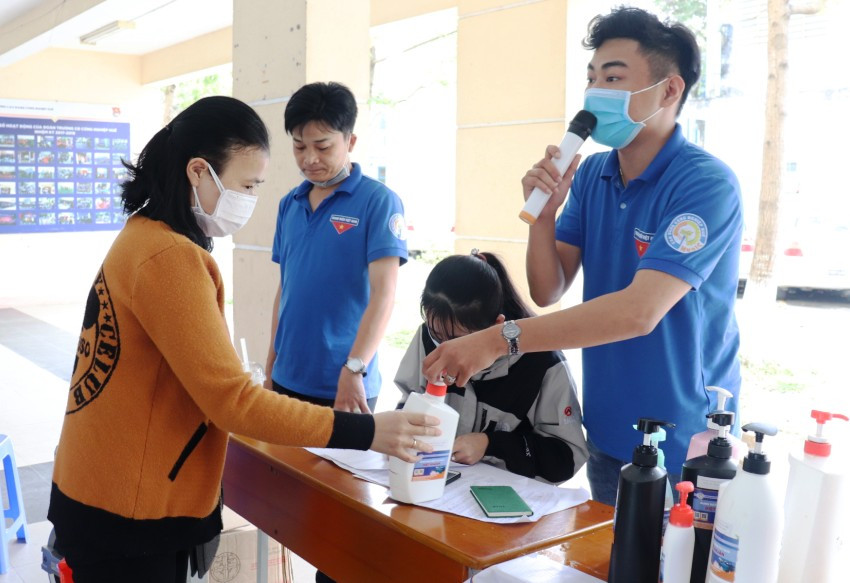 Thầy trò trường CĐ Công nghiệp Huế miệt mài làm nước sát khuẩn miễn phí ảnh 12