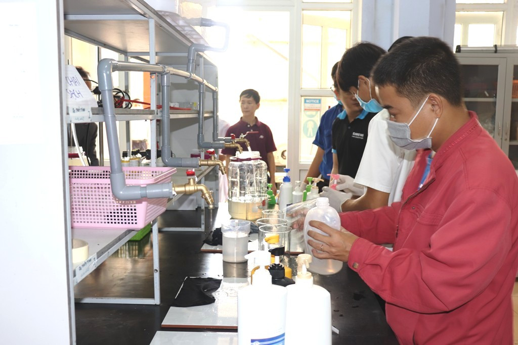 Thầy trò trường CĐ Công nghiệp Huế miệt mài làm nước sát khuẩn miễn phí ảnh 7