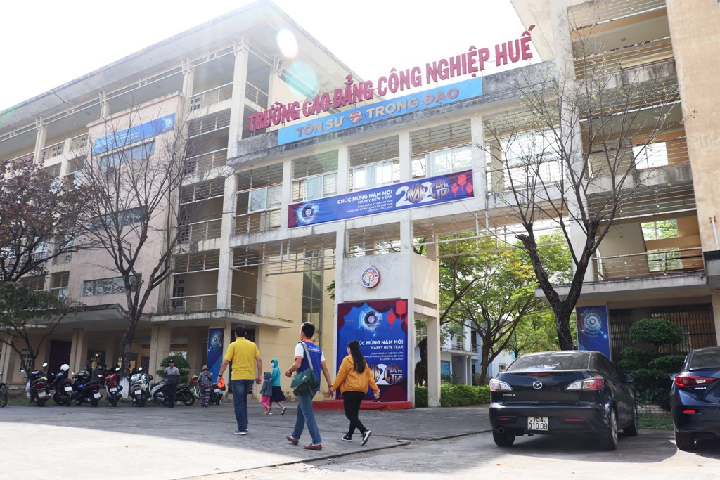 Thầy trò trường CĐ Công nghiệp Huế miệt mài làm nước sát khuẩn miễn phí ảnh 1