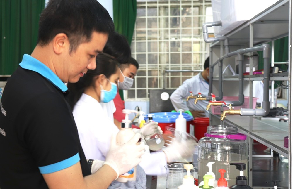 Thầy trò trường CĐ Công nghiệp Huế miệt mài làm nước sát khuẩn miễn phí ảnh 3