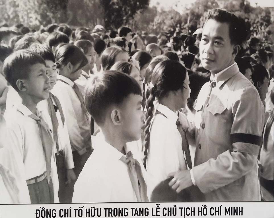 Chân thực những hình ảnh đi cùng năm tháng về nhà thơ Tố Hữu ảnh 6