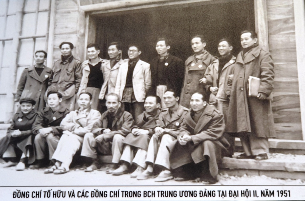 Chân thực những hình ảnh đi cùng năm tháng về nhà thơ Tố Hữu ảnh 4