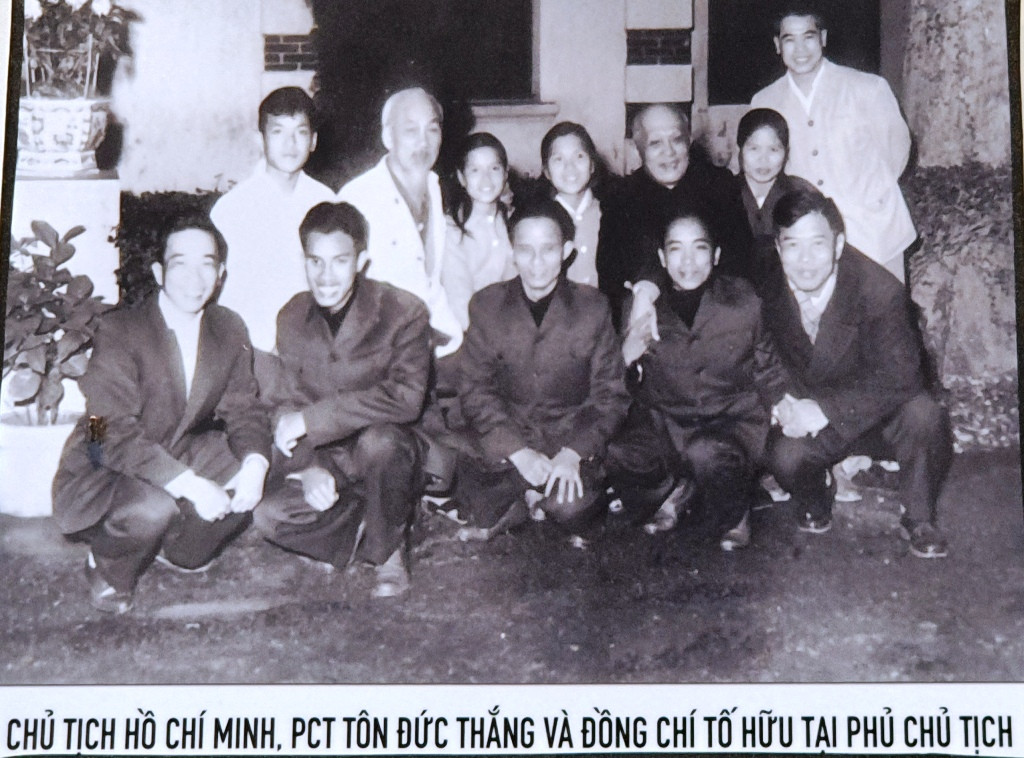 Chân thực những hình ảnh đi cùng năm tháng về nhà thơ Tố Hữu ảnh 5