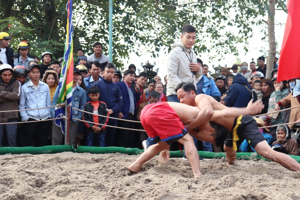 Gay cấn những màn so tài sới vật đầu Xuân xứ Huế ảnh 1