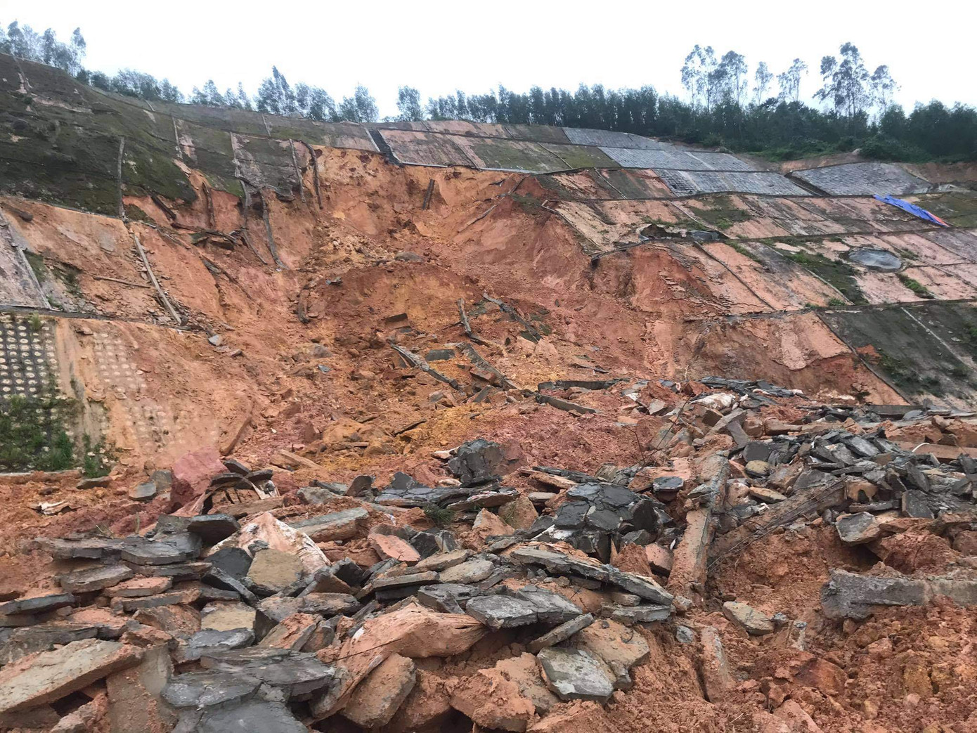 Đồi núi sạt lở chia cắt đường đèo vào khu du lịch Laguna ảnh 5