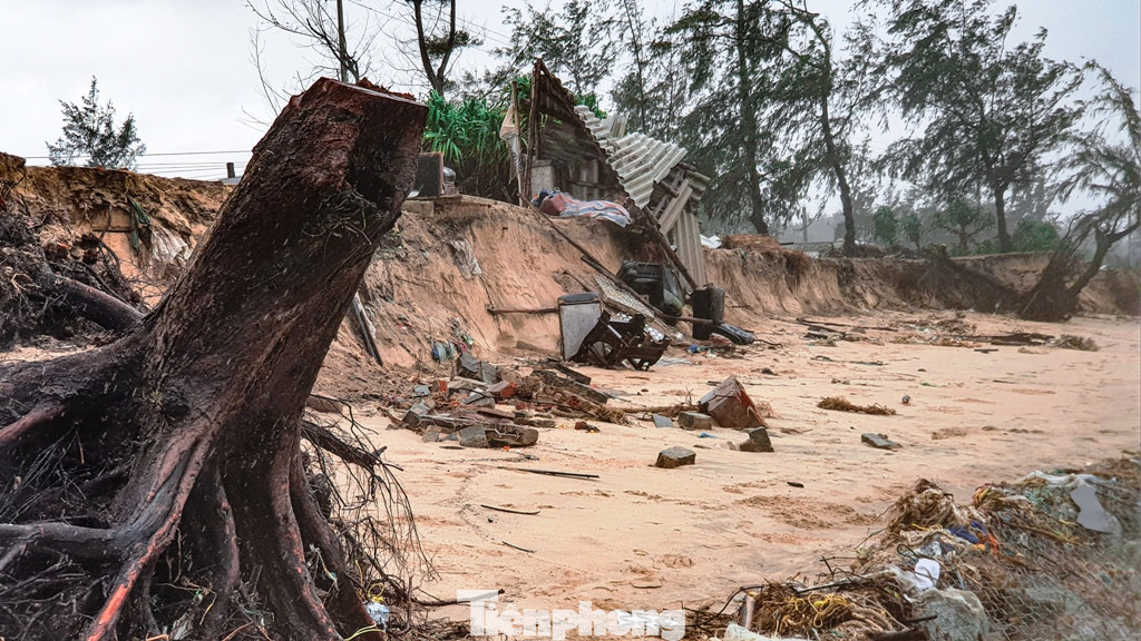 Bão tan lũ rút, bờ biển Thừa Thiên Huế tan hoang ‘chưa từng thấy’ ảnh 26