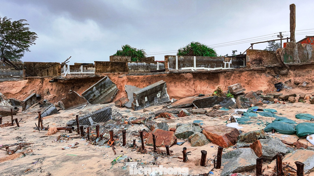 Bão tan lũ rút, bờ biển Thừa Thiên Huế tan hoang ‘chưa từng thấy’ ảnh 31