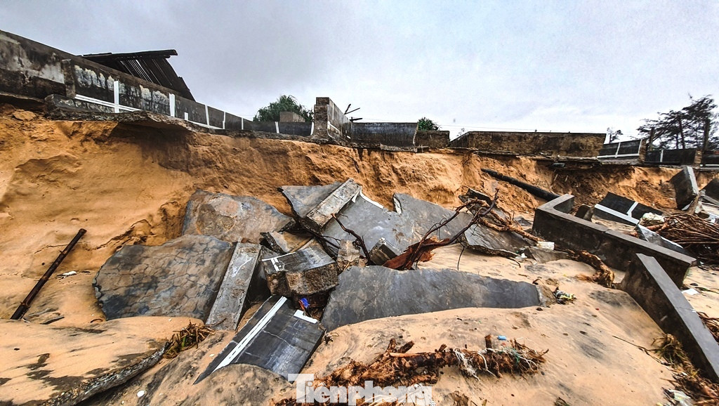 Bão tan lũ rút, bờ biển Thừa Thiên Huế tan hoang ‘chưa từng thấy’ ảnh 35