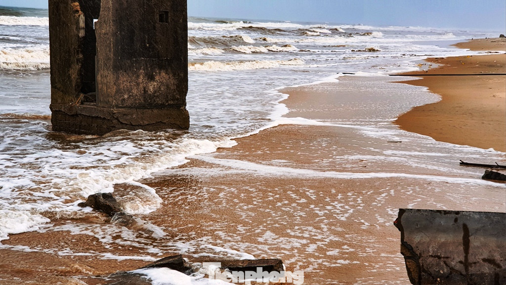 Bão tan lũ rút, bờ biển Thừa Thiên Huế tan hoang ‘chưa từng thấy’ ảnh 21