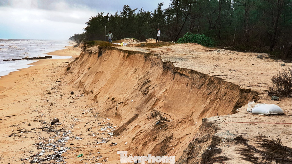Bão tan lũ rút, bờ biển Thừa Thiên Huế tan hoang ‘chưa từng thấy’ ảnh 10