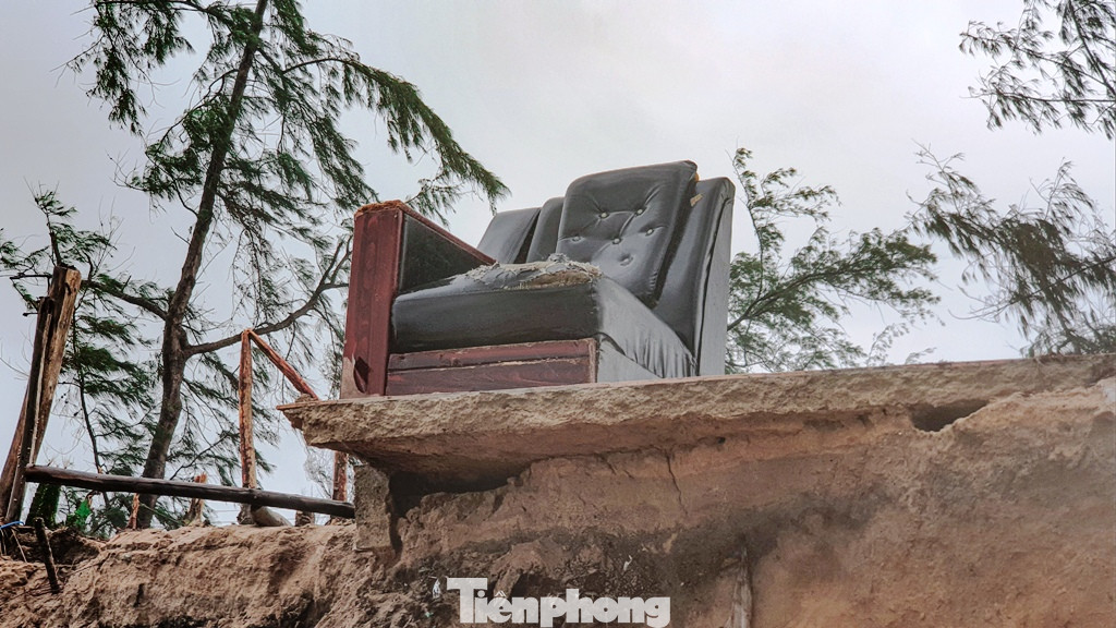 Bão tan lũ rút, bờ biển Thừa Thiên Huế tan hoang ‘chưa từng thấy’ ảnh 28