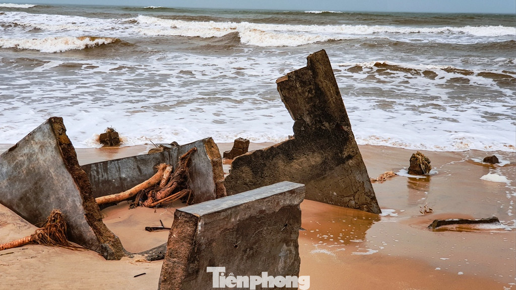 Bão tan lũ rút, bờ biển Thừa Thiên Huế tan hoang ‘chưa từng thấy’ ảnh 13