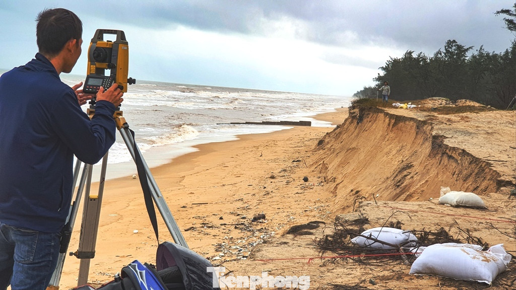 Bão tan lũ rút, bờ biển Thừa Thiên Huế tan hoang ‘chưa từng thấy’ ảnh 9