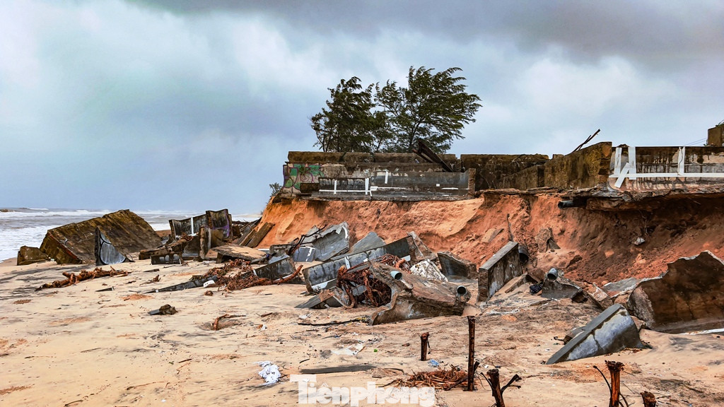 Bão tan lũ rút, bờ biển Thừa Thiên Huế tan hoang ‘chưa từng thấy’ ảnh 32